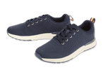 Ein Paar dunkelblaue Strick-Sneaker mit weißen Sohlen.