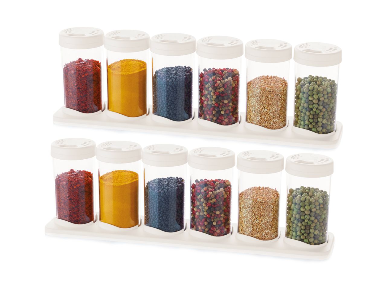 To sæt krydderiglas med forskellige krydderier som chili, karry, linser og peberkorn.