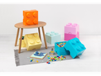 Cutii LEGO colorate și cărămizi LEGO împrăștiate pe podea.