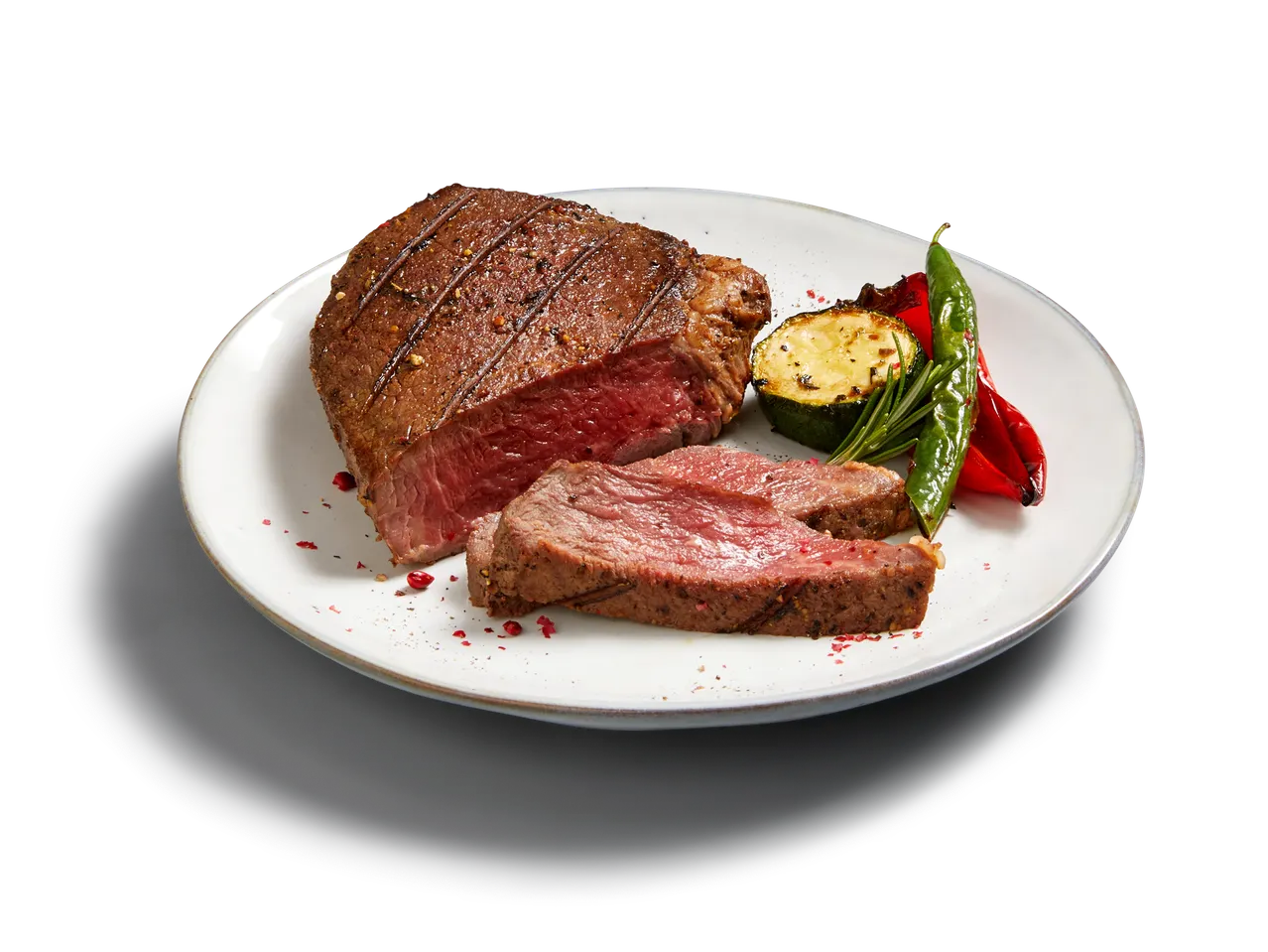 Gegrilltes Steak auf einem Teller mit geröstetem Gemüse.