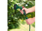 Mangueira de jardim PARKSIDE com pistola de pulverização nas mãos, pronta a usar.