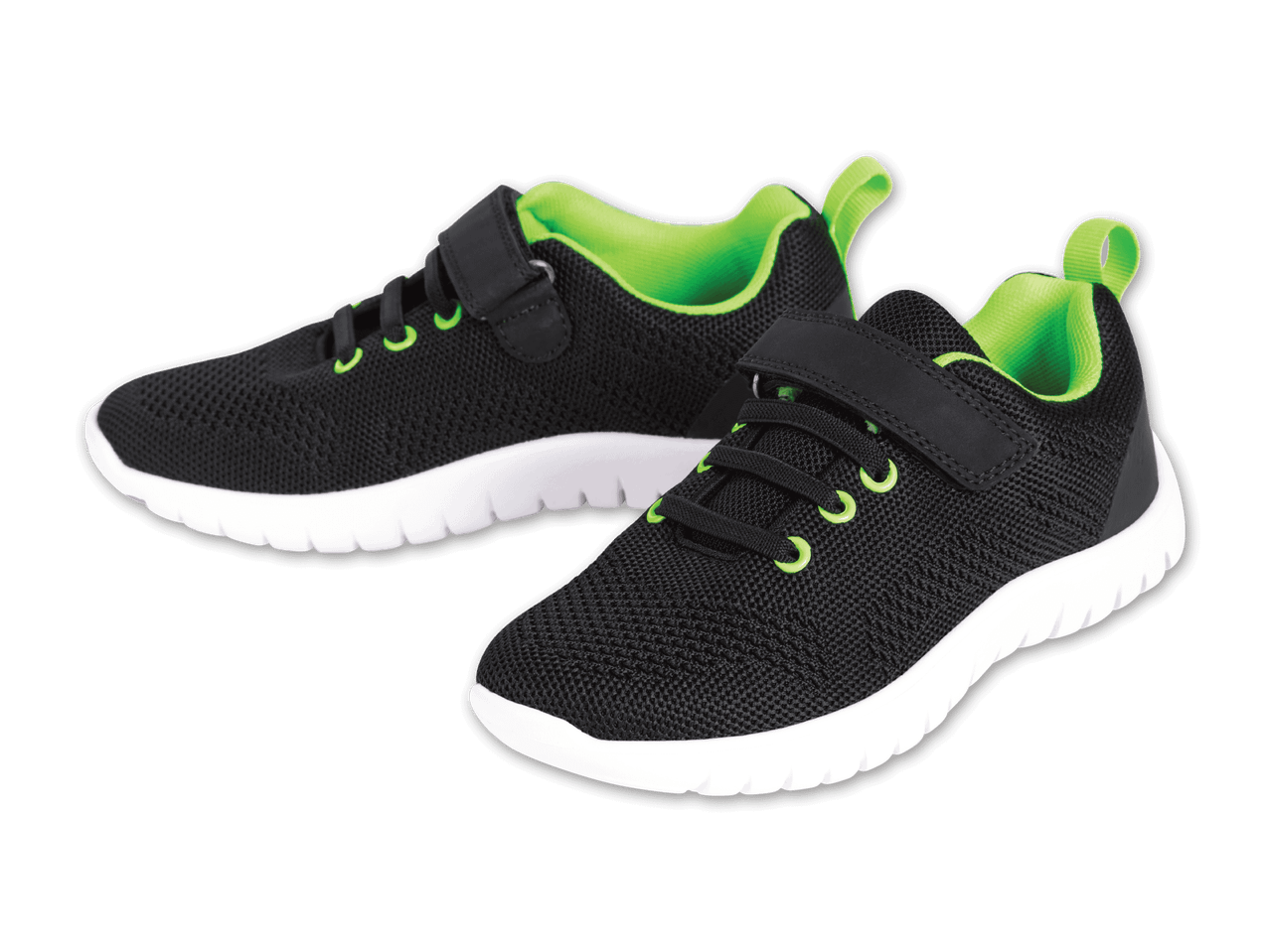 Ein Paar schwarze Kindersportschuhe mit leuchtend grünen Akzenten und weißen Sohlen.