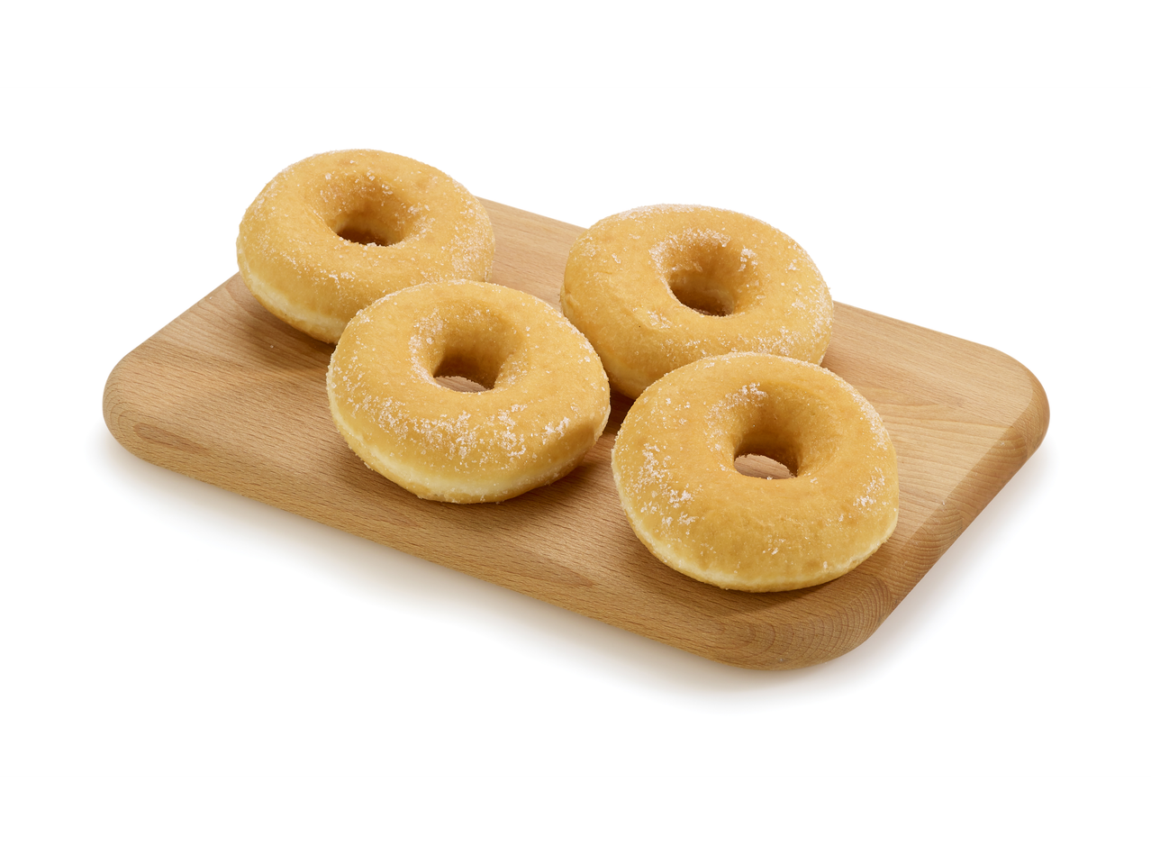 Quatre beignets enrobés de sucre sur une planche à découper en bois.