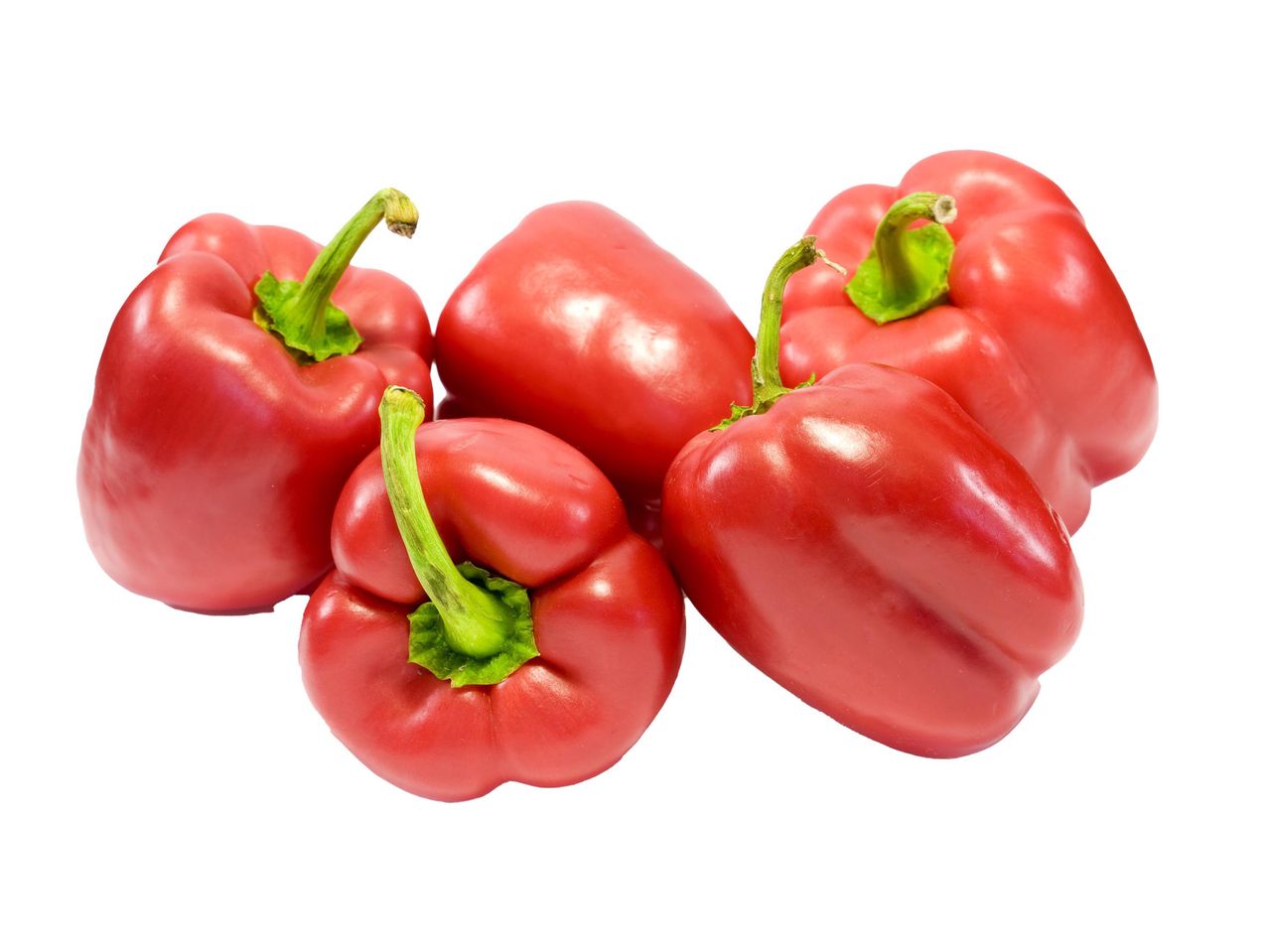 Halom piros kaliforniai paprika fehér háttér előtt.