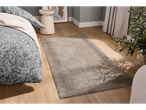 Tapete Livarno home® num quarto com cama e planta.