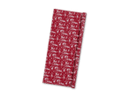 Rote Geschenkpapierrolle mit weißem „Merry Christmas“-Muster und Rentieren.