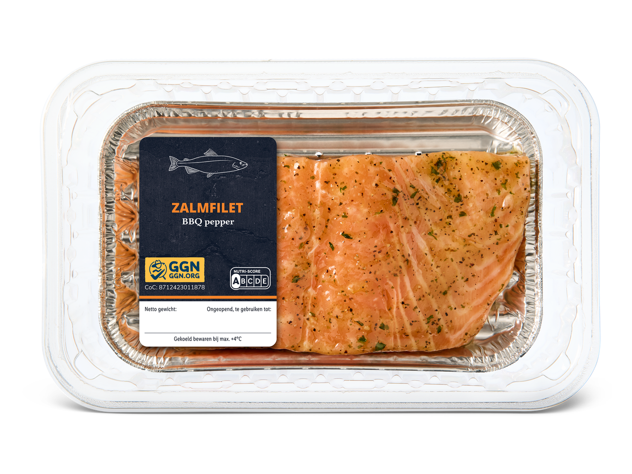 Zalmfilet met BBQ-peperkruiden in een aluminium bakje met transparante deksel.