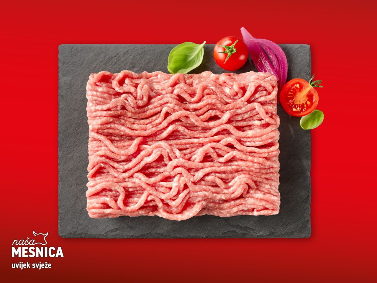 Mljeveno meso Mesnica na tamnoj podlozi, ukrašeno povrćem.