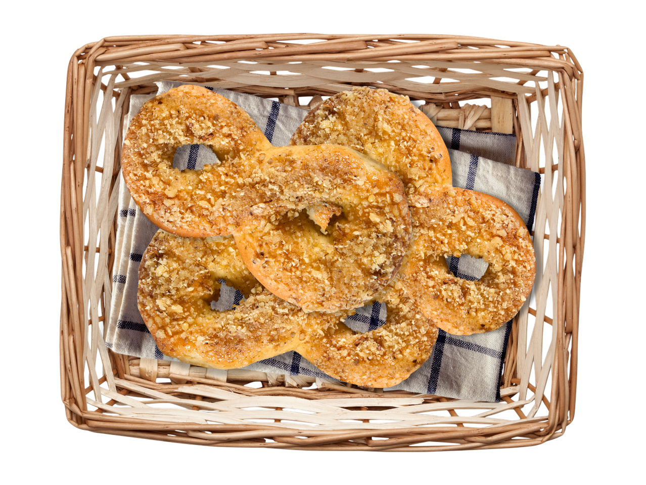 Covrigei cu nucă într-un coș de răchită, așezați pe un șervet cu dungi.