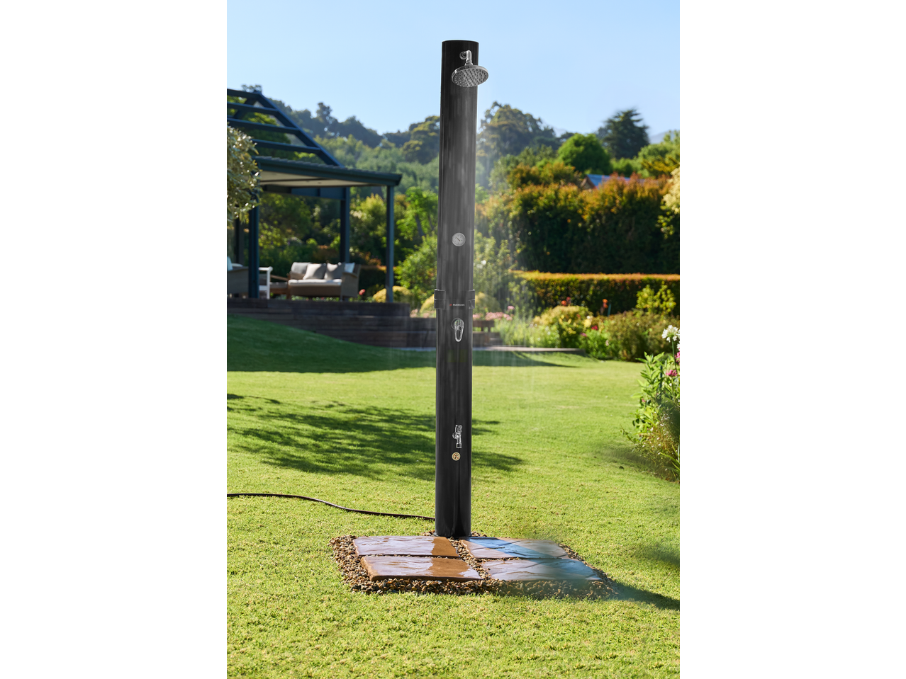 PARKSIDE szolár zuhany zöld kertben, háttérben terasszal.