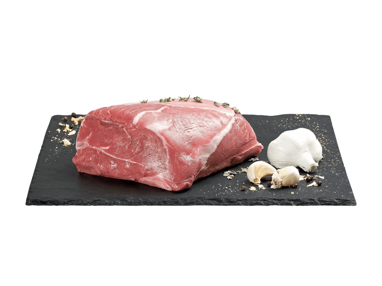 Rohes Stück Fleisch mit Knoblauch und Gewürzen auf einer Schieferplatte.