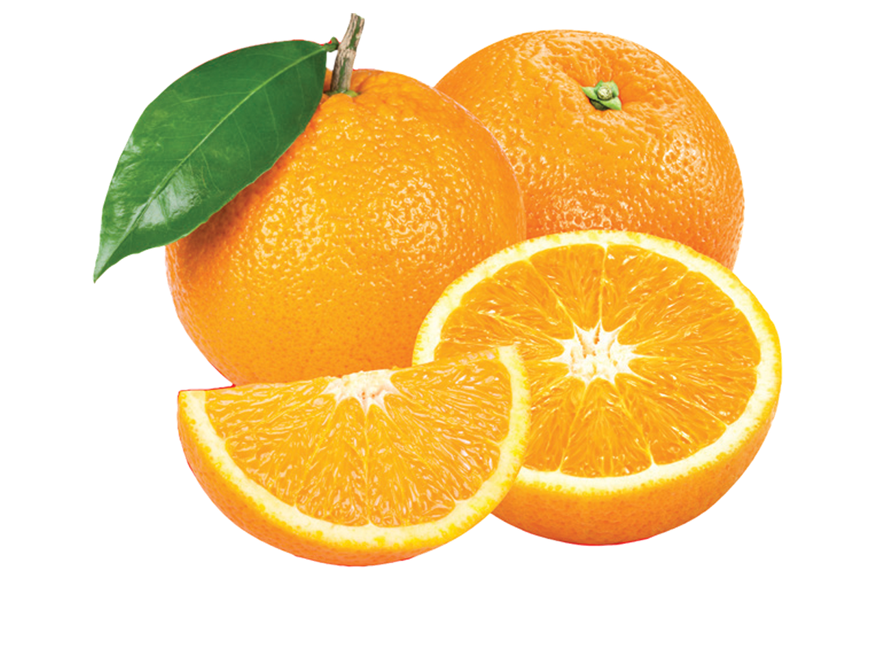 Sveže narandže sa listom i kriškama na crnoj pozadini.