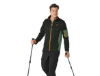 Moški v temno zeleni Jack Wolfskin jakni in črnih hlačah hodi s palicami.