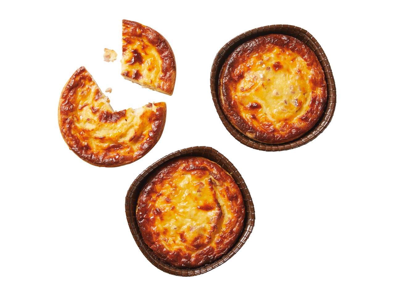 Kolme quichea, joista yksi on leikattu paloiksi, mustalla taustalla.