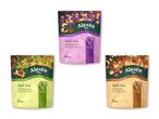 Tre poser snackblanding med nødder og tørrede oliven, pistacienødder og macadamianødder, alle 200g.