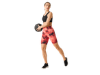 Femeie în echipament sportiv Gymshark care face exerciții cu o minge medicinală.