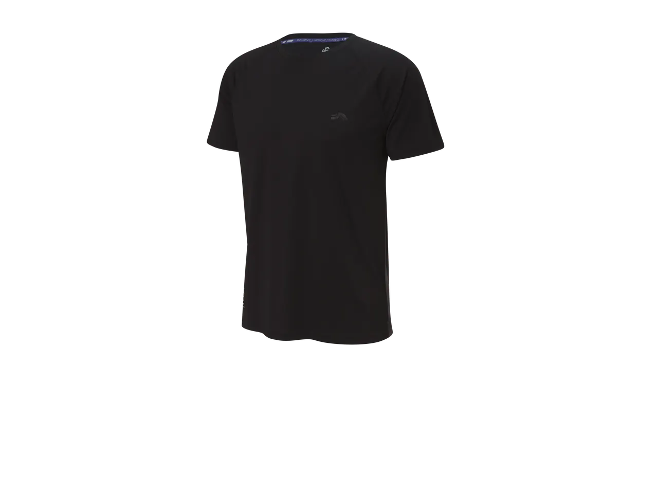 Camiseta preta de manga curta.