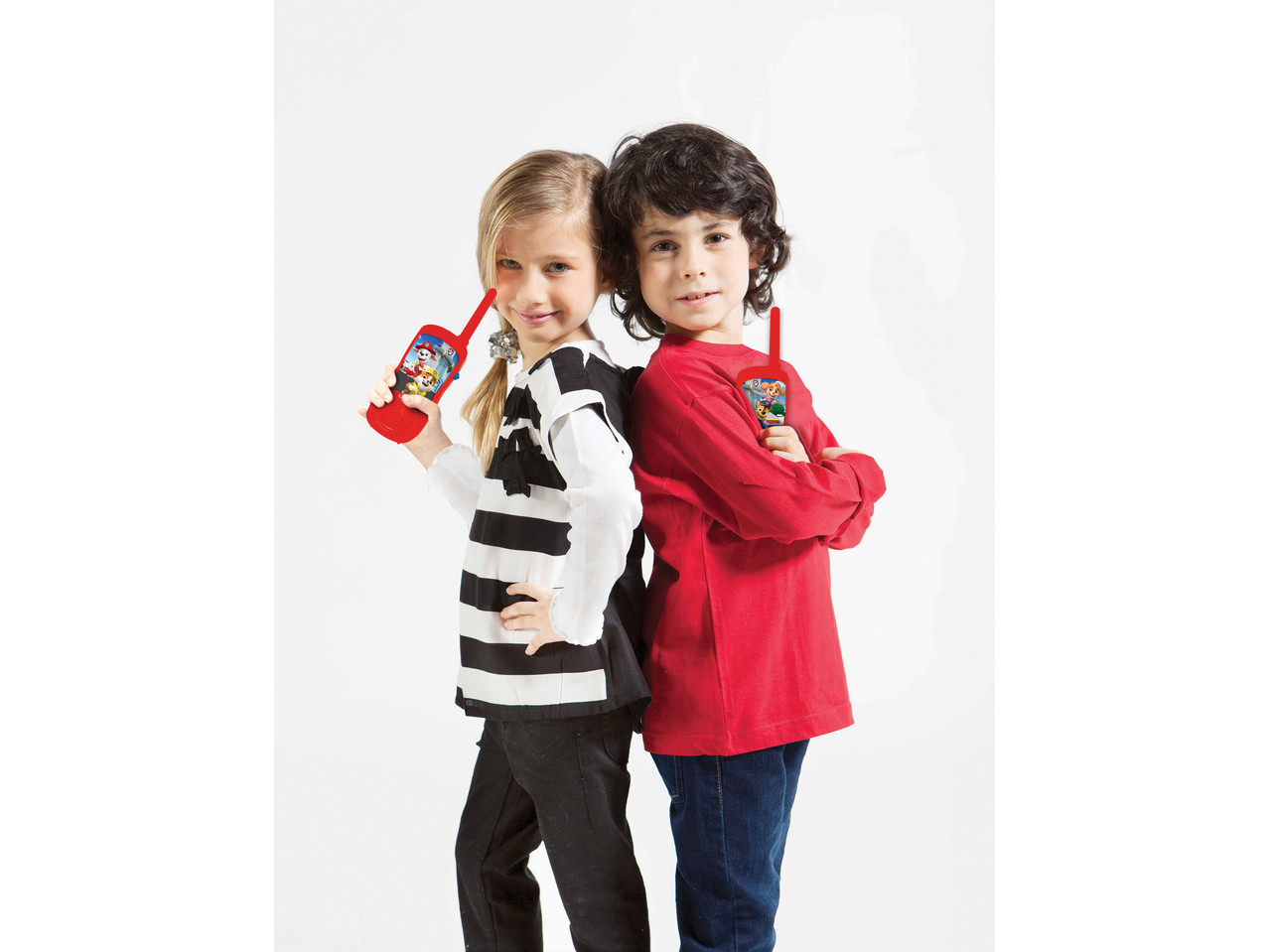 Copii cu walkie-talkie-uri licențiate LEXIBOOK, unul în cămașă în dungi și celălalt în cămașă roșie.