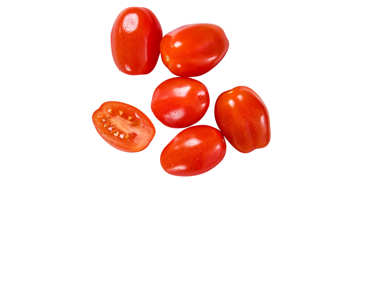Verse rode dadel cherrytomaten, sommige heel, één gehalveerd, met waterdruppels op een zwarte achtergrond