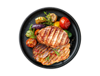 Zwei gegrillte Steaks mit gebratenem Gemüse auf einem schwarzen Teller.