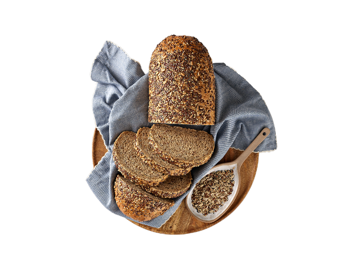 Kruh sa sjemenkama, narezan i cijeli, na drvenoj dasci s plavom krpom i sjemenkama u mjernoj žlici.