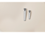 Dois cortadores de unhas Cien Beauty, um grande e um pequeno, sobre um fundo bege.