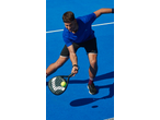Homem a jogar padel com raquete CRIVIT num campo azul.
