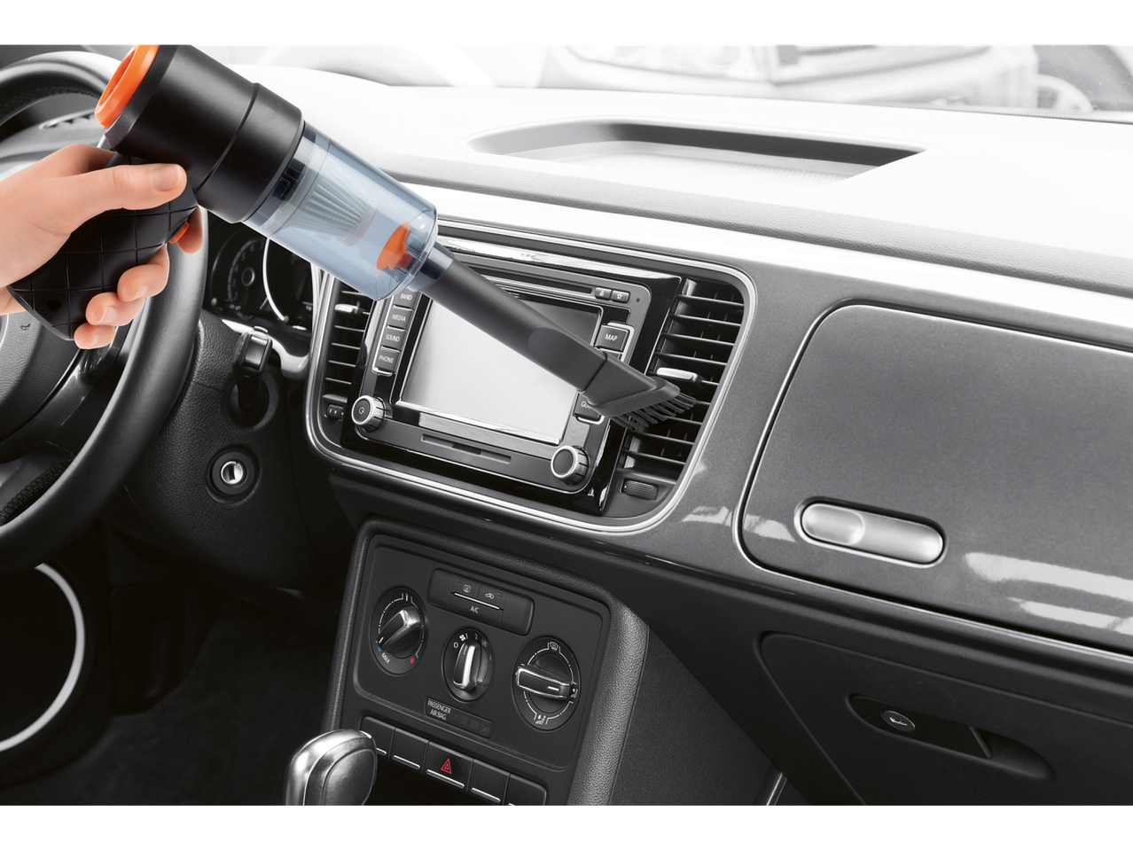 Aspirador sem fio Clean Maxx 2 em 1 limpando o interior de um carro.