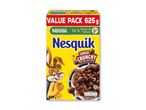 En pakke chokolade-morgenmadsprodukt med en tegneseriekanin og en skål med mælk og morgenmadsprodukt.