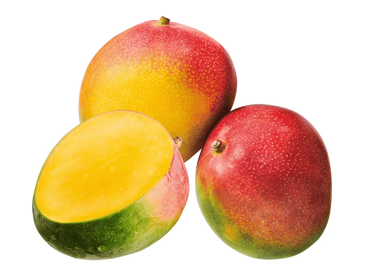 Kolme kypsää mangoa, joista yksi on halkaistu ja paljastaa keltaisen hedelmälihan.