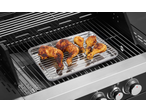 Placă de grătar GRILLMEISTER cu pulpe de pui pe grătarul unui grătar cu gaz.