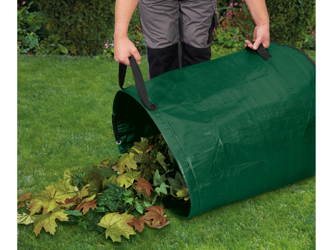 Σάκος κήπου Parkside αδειάζει φύλλα σε γκαζόν.