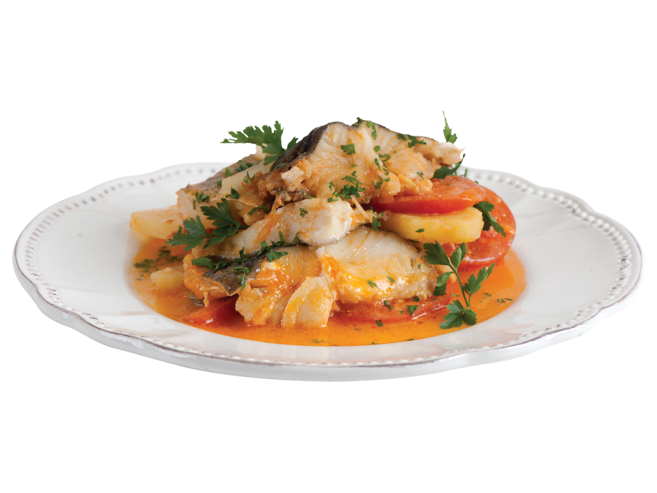 Peixe com tomates e batatas em molho.