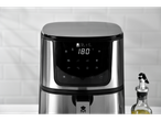 Uma fritadeira de ar de aço inoxidável com um display digital mostrando 180°C, ao lado de uma garrafa de azeite.