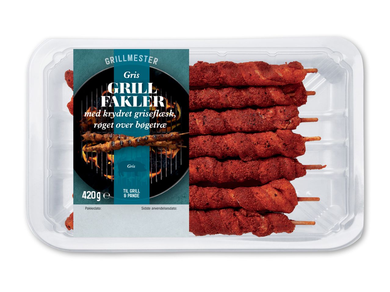 Grillspyd med marinerede stykker kød, klar til grillning.