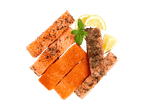 Lachsfilets mit Zitrone und Kräutern auf schwarzem Hintergrund.
