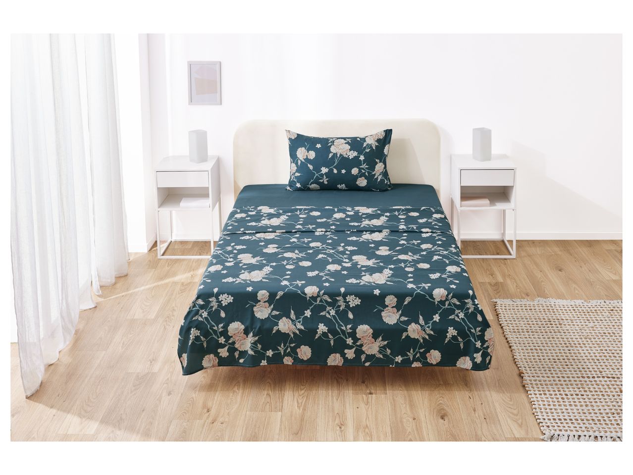 Lenzuola e federe a fiori su letto singolo, stile moderno.
