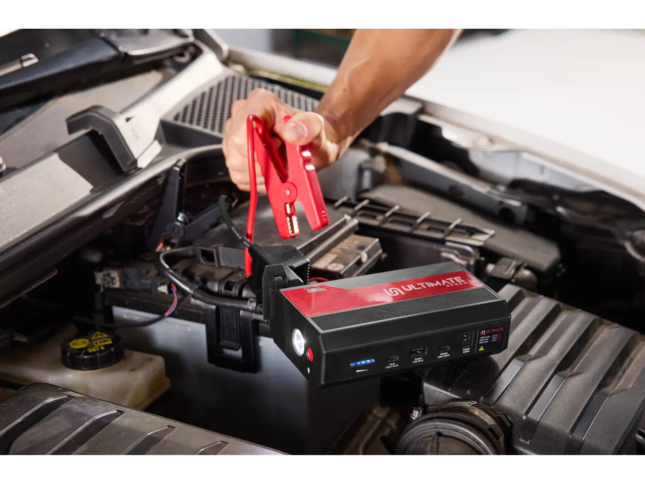 ULTIMATE SPEED® auto starter s prijenosnom baterijom UMAP 12000 C4, spojen na akumulator automobila.