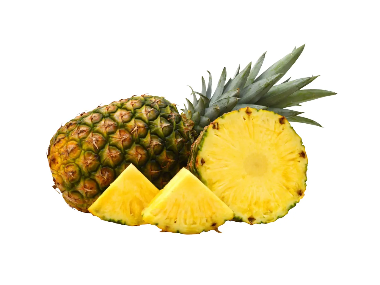 Ananas i kriške ananasa na beloj pozadini.