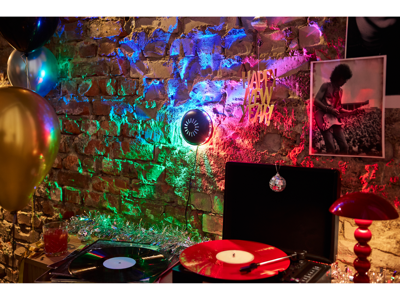 Livarno LED-Lichtrad beleuchtet eine Ziegelwand mit farbigem Licht und schafft eine festliche Atmosphäre.