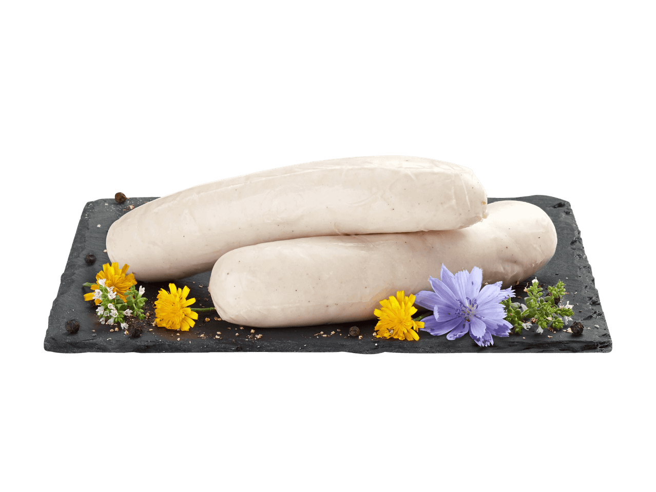 Zwei weiße Würste auf einem Schieferbrett mit Blumen und Gewürzen.