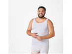 Mees valges aluspesus: tanktop ja bokserid.