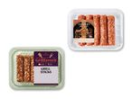 To pakker med færdiglavede kødspyd, muligvis fra Meny.