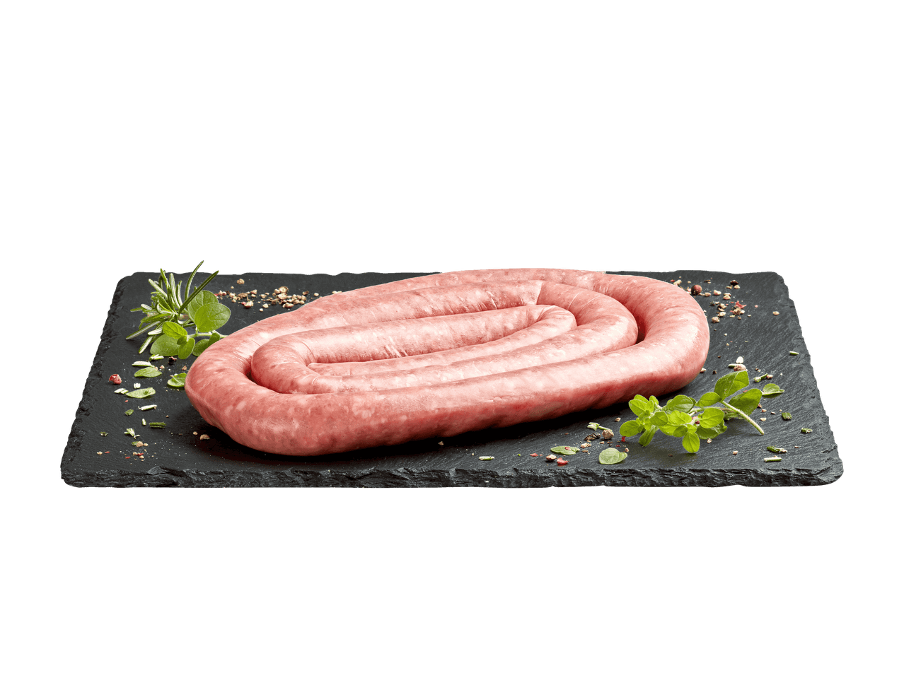 Saucisse crue en spirale sur une planche en ardoise avec des herbes et des épices.
