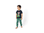Criança de pijama azul marinho e verde com estampa de cão e folhas.