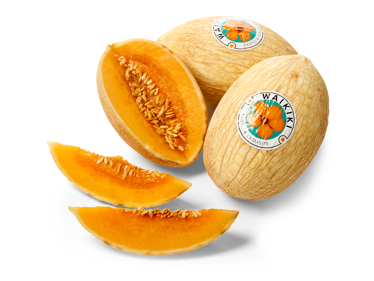 Twee hele en een halve meloen met oranje vruchtvlees en zaden, plus twee gesneden partjes.