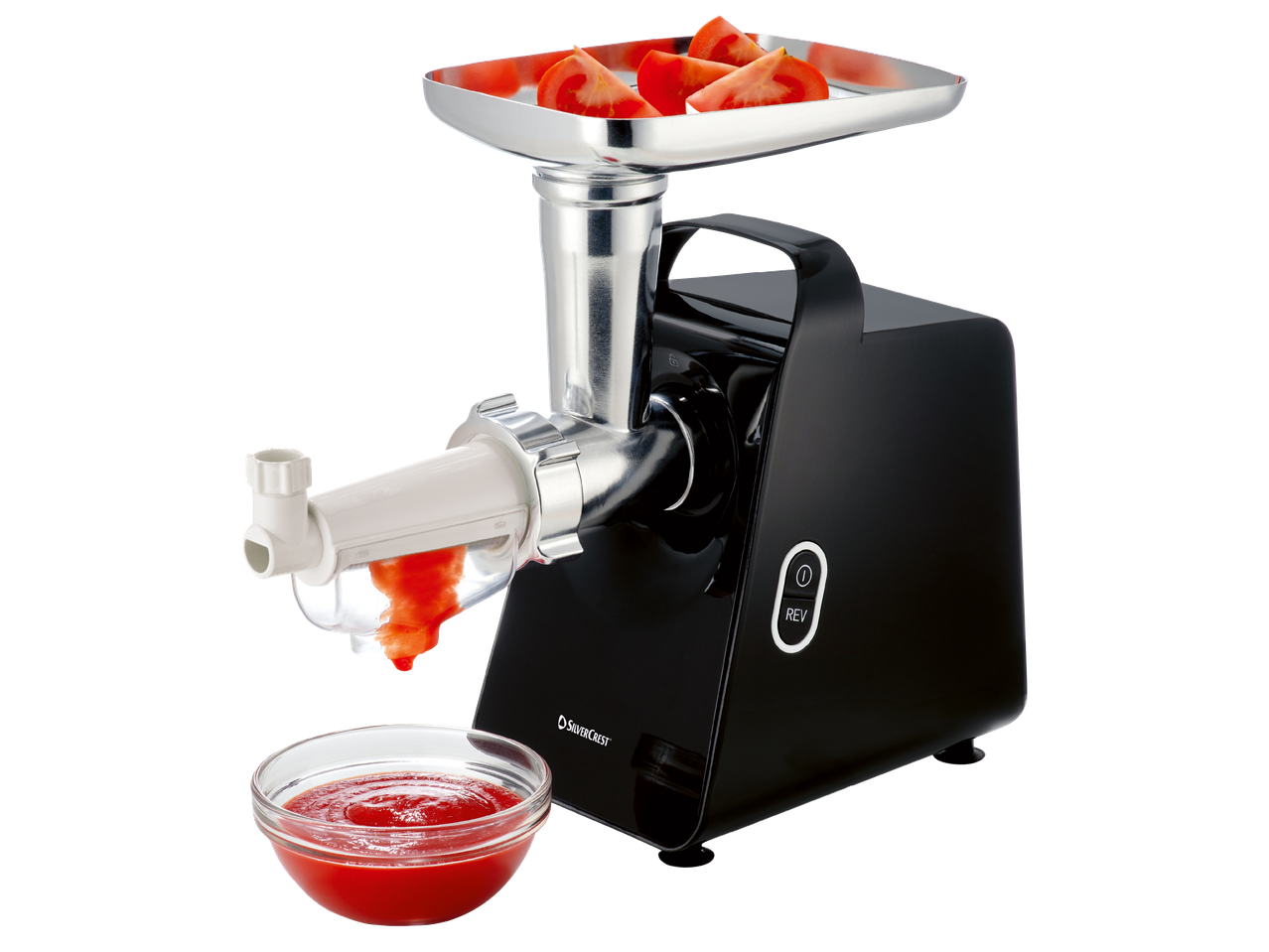 Черна електрическа месомелачка с приставка за домати, пълна с нарязани домати, изцеждаща сок в купа.