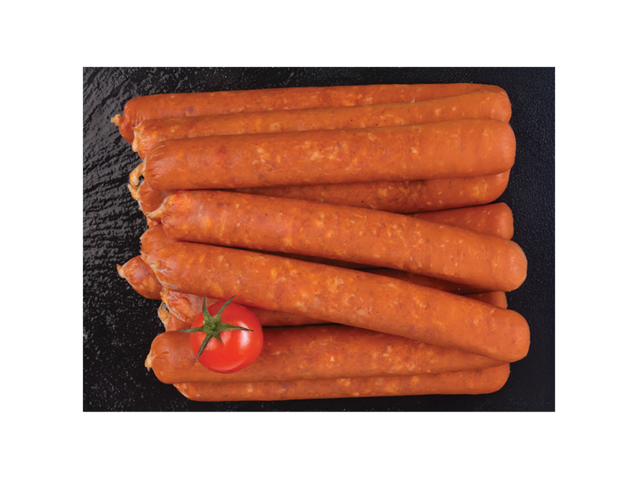 Sveže kobasice sa paradajzom na tamnoj podlozi.