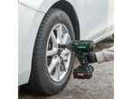 Parkside® akumulatorski udarni odvijač koji se koristi za promenu gume na automobilu.