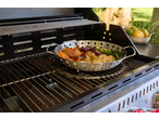 Placă/tigaie Grillmeister cu legume mixte pe un grătar cu gaz.